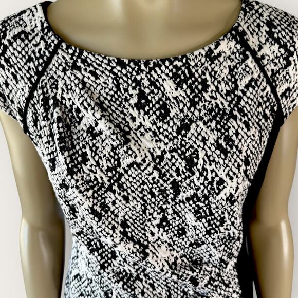Donna Ricco Cap Sleeve Ruched Waist Sheath Dress Stretch Size 10 Black Abstract - Picture 8 of 16